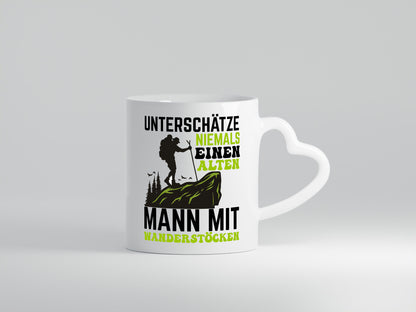 Unterschätze niemals einen alten Mann mit Wanderstöcken Humor Geschenkidee Tasse
