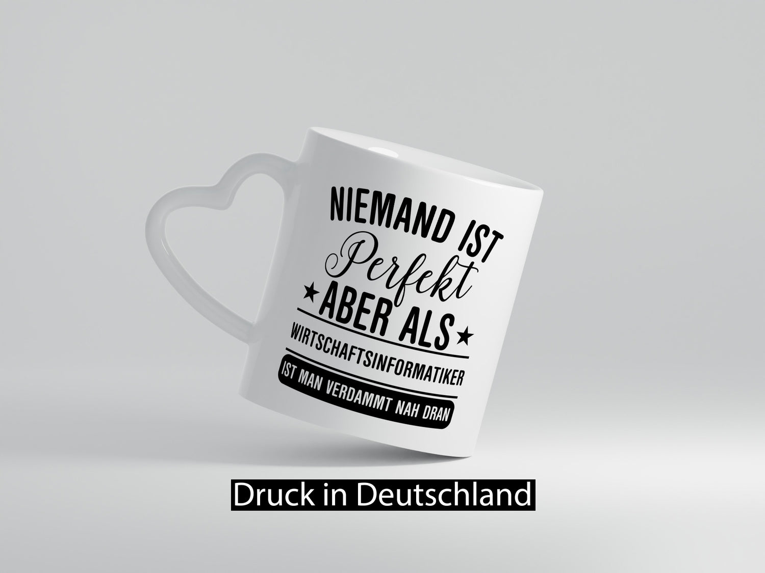 Verdammt nah dran: Wirtschaftsinformatiker | Informatik Humor Geschenkidee Tasse