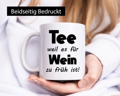 Tee weil es für Wein zu früh ist. | Humor Geschenkidee Tasse