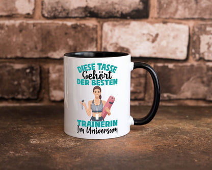 Im Universum: Trainerin | Sportverein Humor lustig Geschenkidee Geschenk Tasse