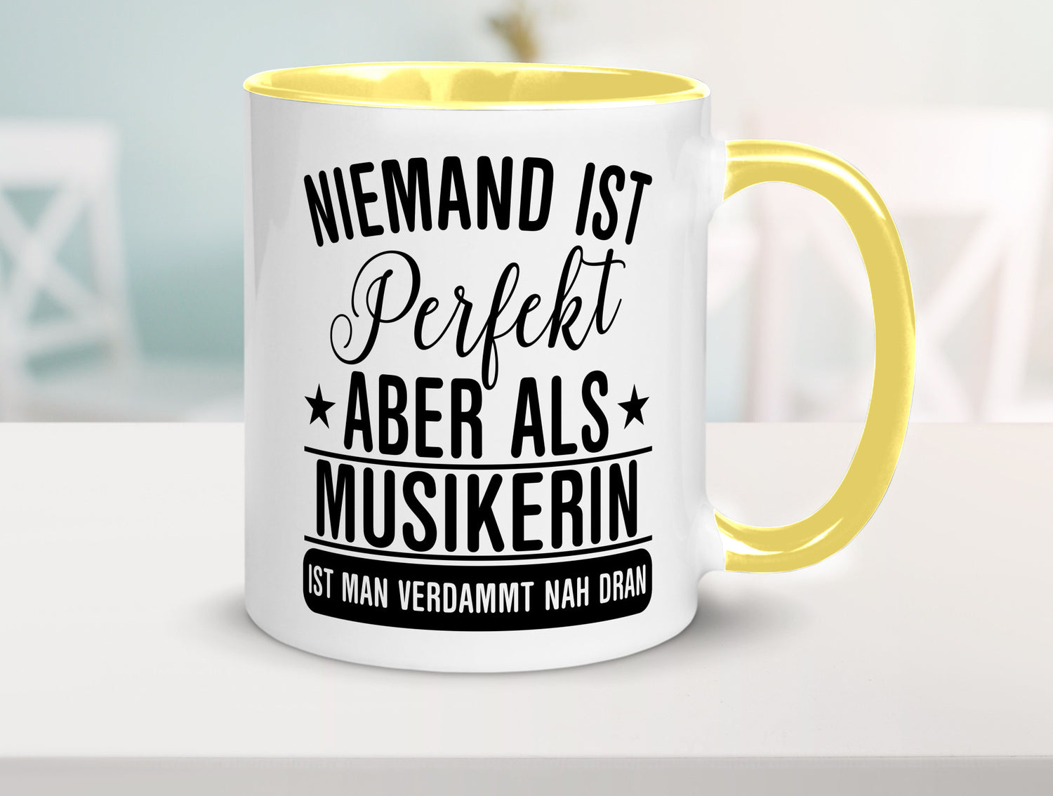 Verdammt nah dran: Musikerin | Musik Musikantin Geschenkidee Humor Tasse