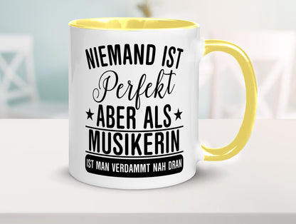 Verdammt nah dran: Musikerin | Musik Musikantin Geschenkidee Humor Tasse