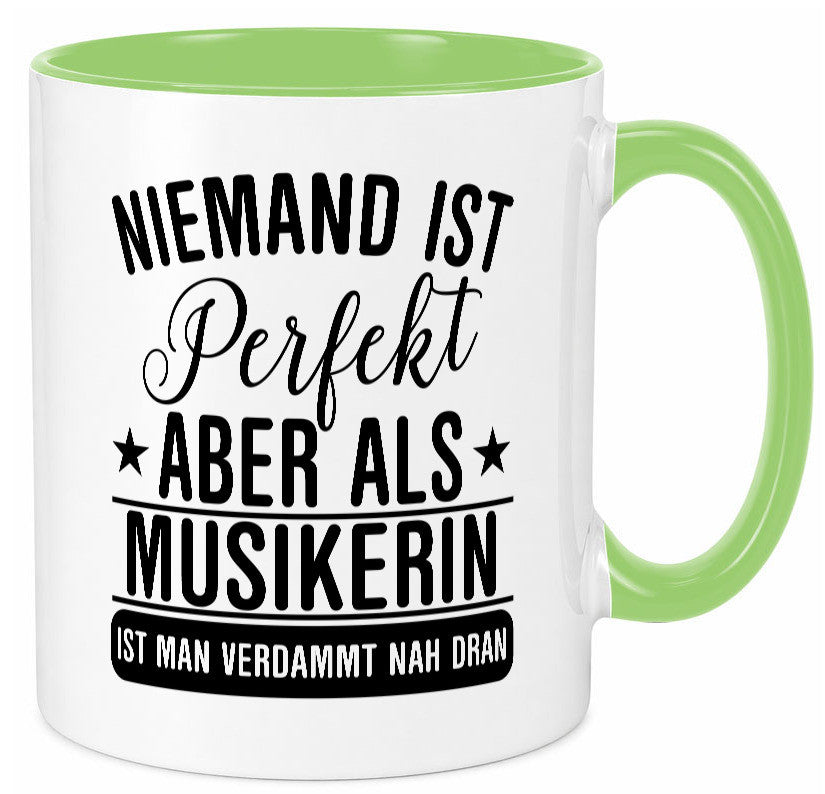 Verdammt nah dran: Musikerin | Musik Musikantin Geschenkidee Humor Tasse