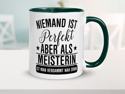 Verdammt nah dran: Meisterin | Meisterbrief Geschenk Humor Geschenkidee