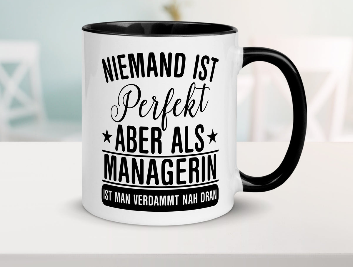 Verdammt nah dran: Managerin | Management Geschenkidee Humor Tasse