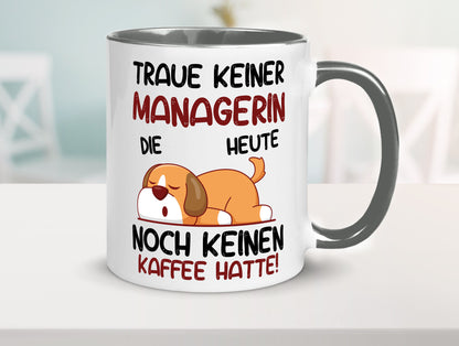 Traue keiner Managerin | Management lustiger Spruch Geschenk Humor Geschenkidee