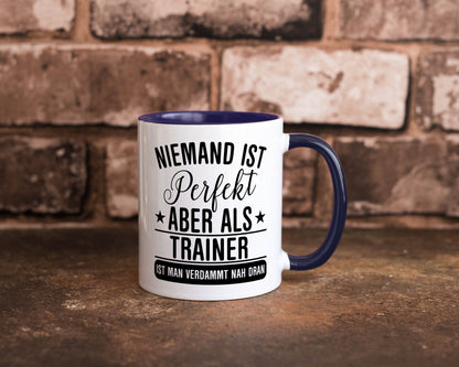 Verdammt nah dran: Trainer | Verein Sport Humor Geschenkidee Tasse
