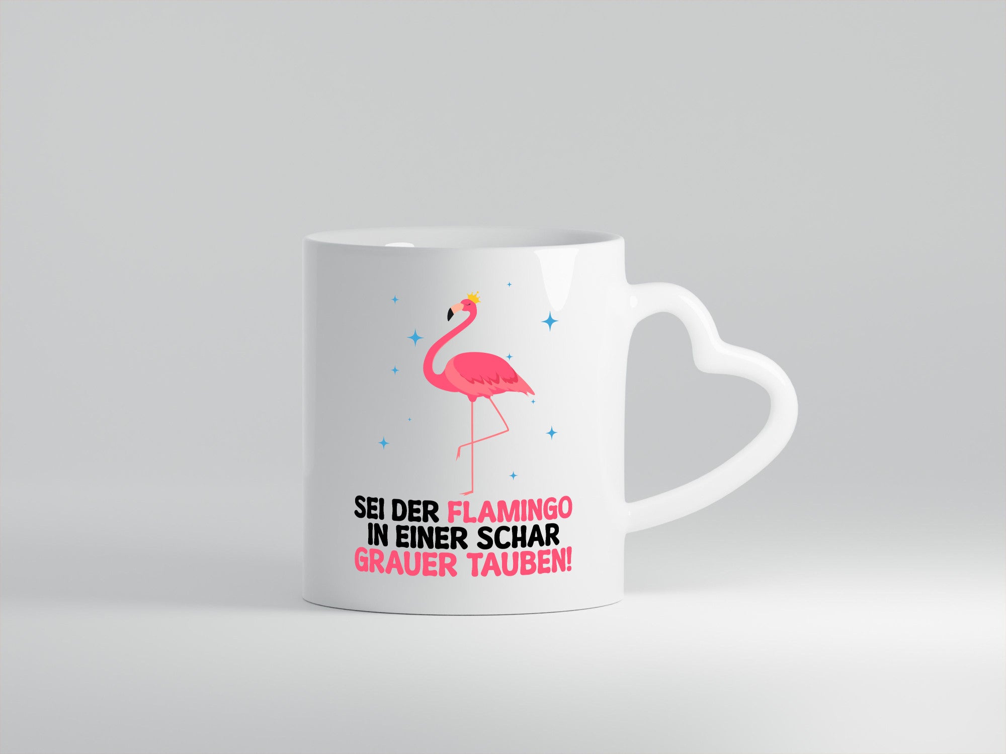 Flamingo in einer Schar Grauer Tauben | lustig Humor Geschenkidee Geschenk Tasse