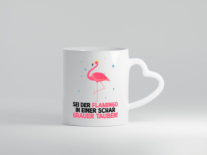 Flamingo in einer Schar Grauer Tauben | lustig Humor Geschenkidee Geschenk Tasse