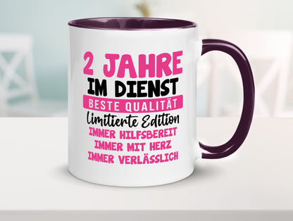 2 Jahre im Dienst | Jubiläum Arbeit v10 lustig Kollegen Büro Geschenk Tasse