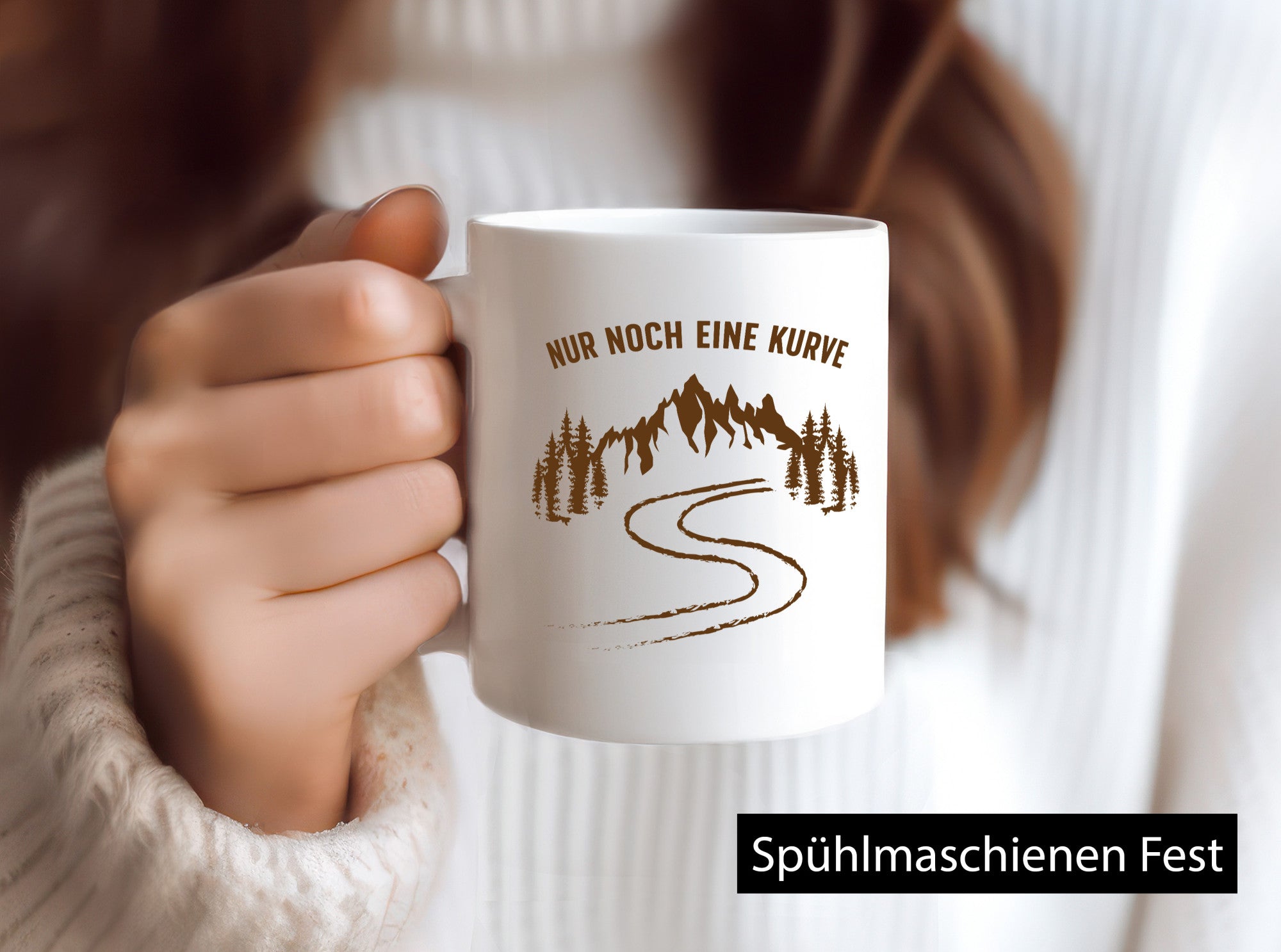 Nur noch eine Kurve | Weg Berge Bäume Geschenkidee Humor Tasse