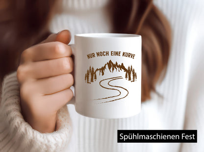Nur noch eine Kurve | Weg Berge Bäume Geschenkidee Humor Tasse