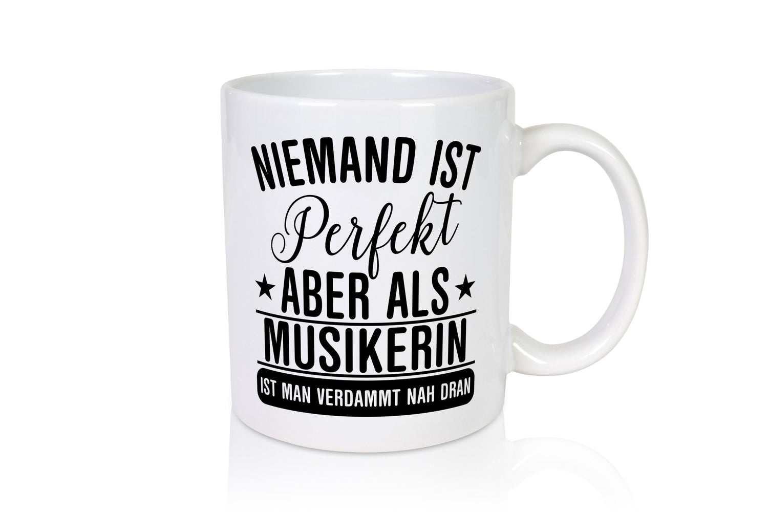 Verdammt nah dran: Musikerin | Musik Musikantin Geschenkidee Humor Tasse