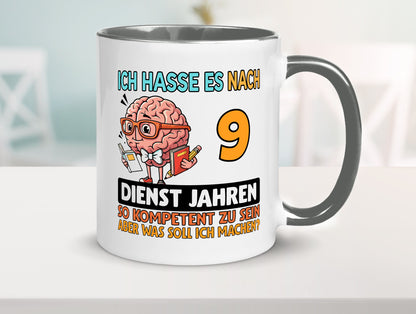 9 Dienstjahre | Arbeit Kompetent Humor Kollegen Büro Geschenkidee Tasse