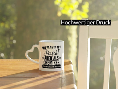 Verdammt nah dran: Chemiker | Chemie Labor Geschenkidee Humor Tasse
