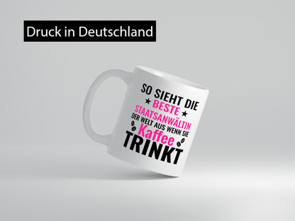 Kaffee trinkt: Staatsanwältin | Anwältin lustig Humor Geschenkidee Geschenk