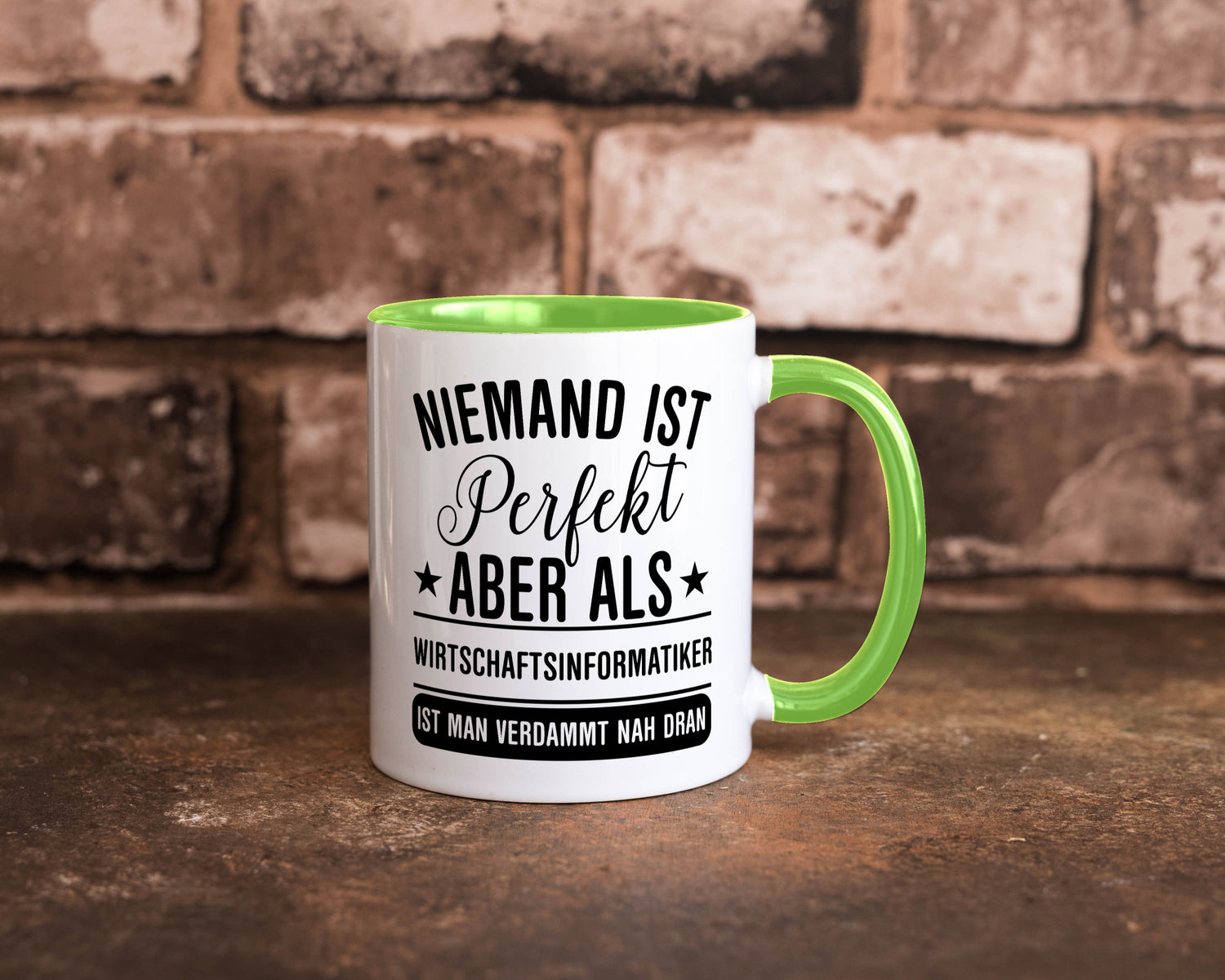 Verdammt nah dran: Wirtschaftsinformatiker | Informatik Humor Geschenkidee Tasse