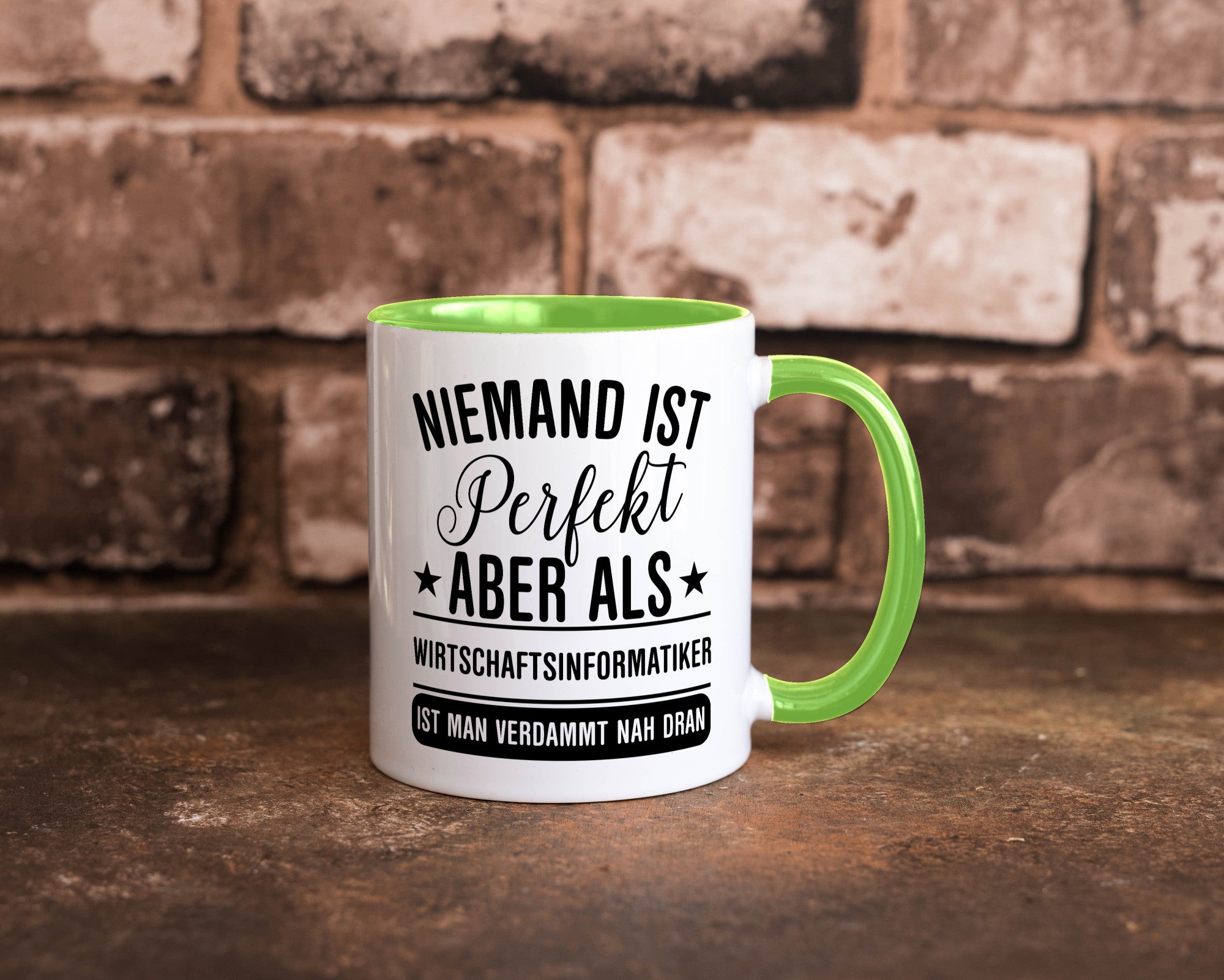 Verdammt nah dran: Wirtschaftsinformatiker | Informatik Humor Geschenkidee Tasse