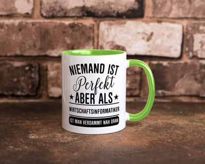 Verdammt nah dran: Wirtschaftsinformatiker | Informatik Humor Geschenkidee Tasse