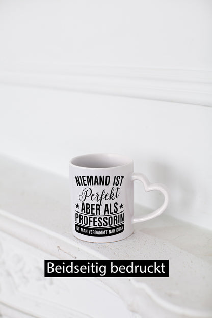Verdammt nah dran: Professorin | Uni Universität Geschenk Humor Geschenkidee