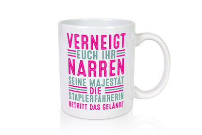Verneigt euch: Staplerfahrerin | Gabelstapler Geschenkidee Humor Tasse