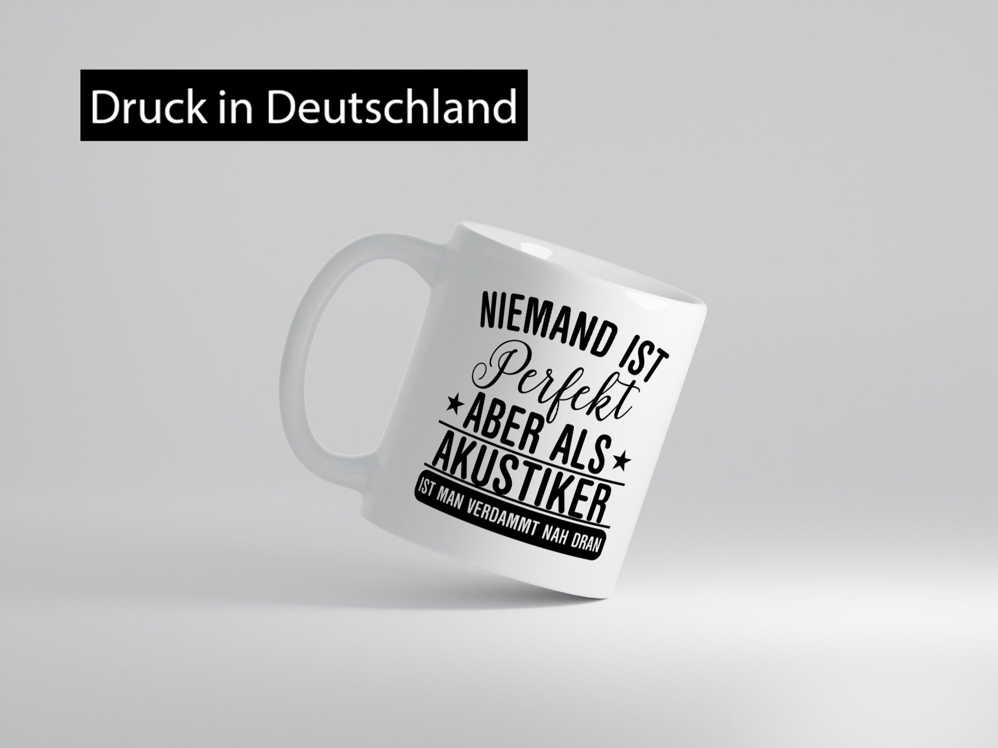 Verdammt nah dran: Akustiker | Akustik Hörgeräteakustik Humor Geschenkidee Tasse