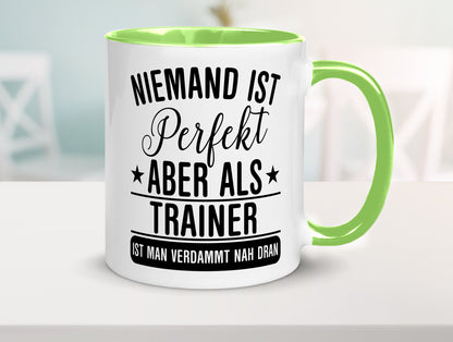Verdammt nah dran: Trainer | Verein Sport Humor Geschenkidee Tasse