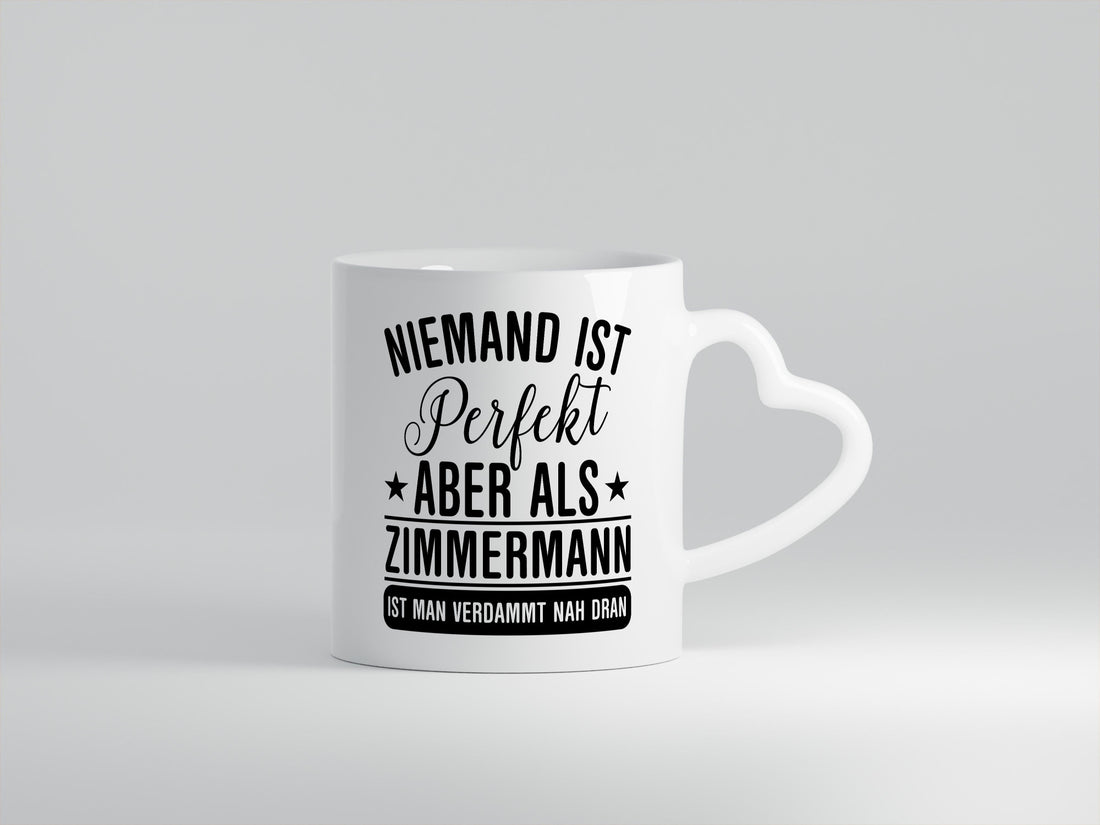 Verdammt nah dran: Zimmermann | Handwerker Holzbau Lustiger Humor Geschenkidee