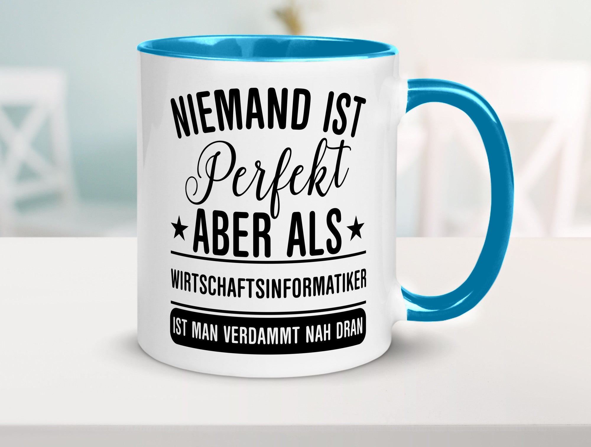 Verdammt nah dran: Wirtschaftsinformatiker | Informatik Humor Geschenkidee Tasse