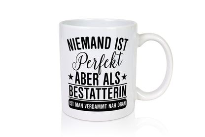 Verdammt nah dran: Bestatterin | Bestattung Totengräberin lustiger Spruch