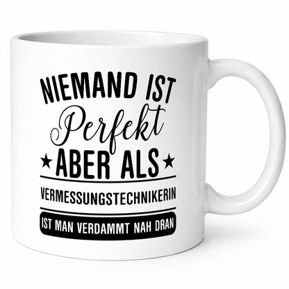 Verdammt nah dran: Vermessungstechnikerin | Techniker lustig Humor Geschenkidee