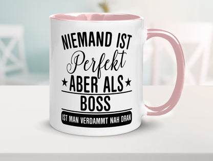 Verdammt nah dran: Boss | Führungskraft Vorgesetzter Humor Geschenkidee Tasse