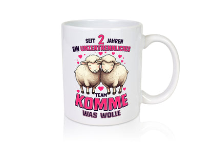 2 Jahre Verheiratet | ein Team Ehepaar v2 Humor Geschenkidee Tasse