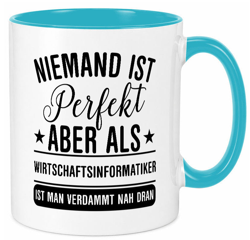 Verdammt nah dran: Wirtschaftsinformatiker | Informatik Humor Geschenkidee Tasse