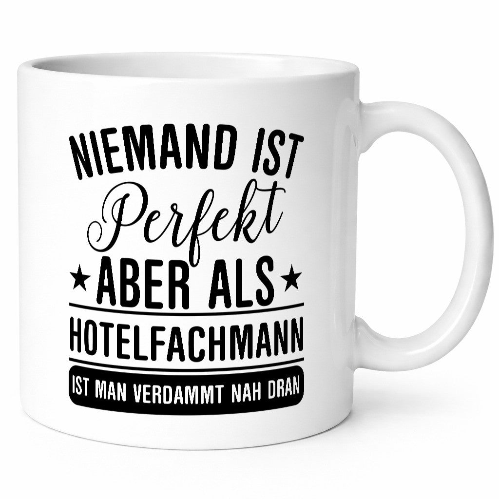 Verdammt nah dran: Hotelfachmann |Hotel Geschenk Humor Geschenkidee lustiger