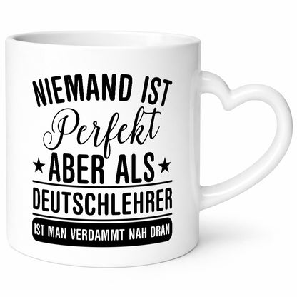 Verdammt nah dran: Deutschlehrer | Lehrer Schule Geschenkidee Humor Tasse