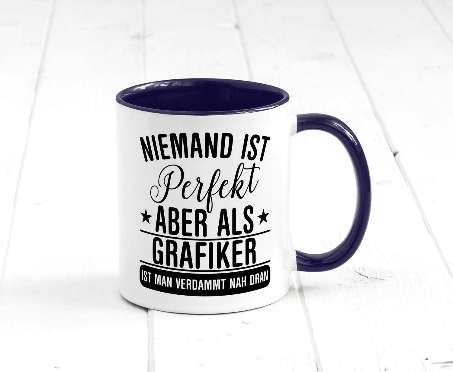 Verdammt nah dran: Grafiker | Grafik Design Humor Geschenkidee Tasse