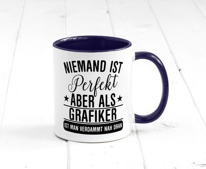Verdammt nah dran: Grafiker | Grafik Design Humor Geschenkidee Tasse