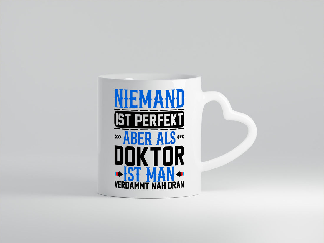 Niemand ist Perfekt | Doktor Verdammt nah dran lustiger Spruch Geschenk Humor