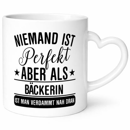 Verdammt nah dran: Bäckerin | Bäckerei Frauen Backen lustig Humor Geschenkidee