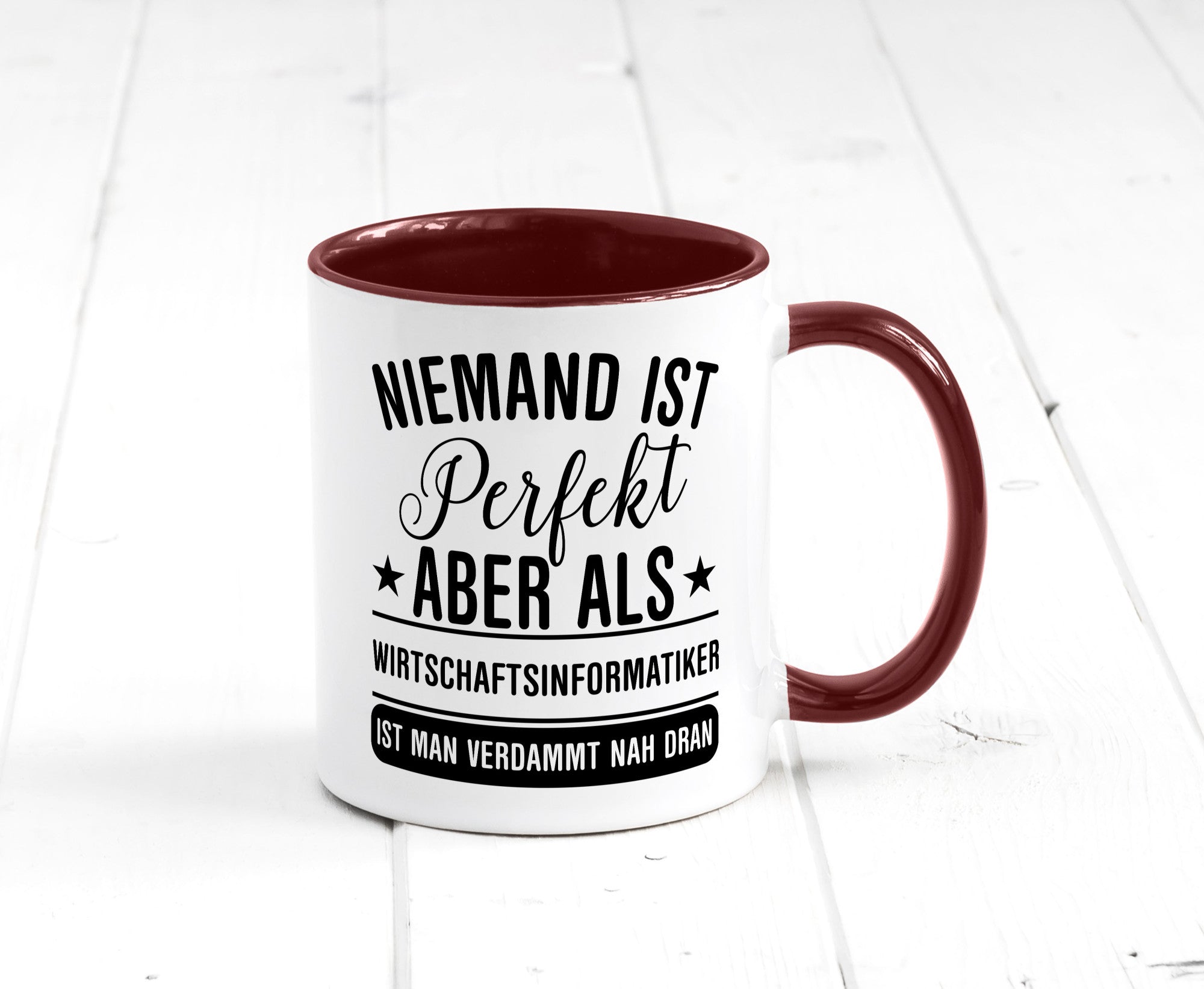 Verdammt nah dran: Wirtschaftsinformatiker | Informatik Humor Geschenkidee Tasse