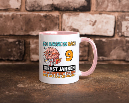 9 Dienstjahre | Arbeit Kompetent Humor Kollegen Büro Geschenkidee Tasse
