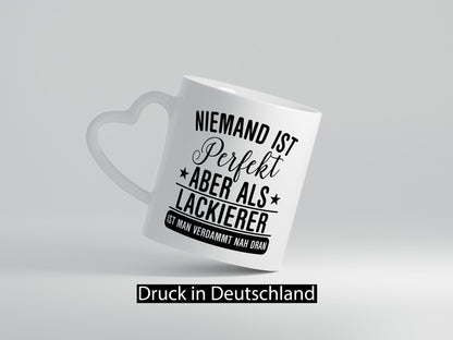 Verdammt nah dran: Lackierer | Definition lackieren Humor Geschenkidee Tasse