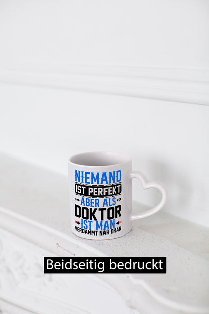 Niemand ist Perfekt | Doktor Verdammt nah dran lustiger Spruch Geschenk Humor