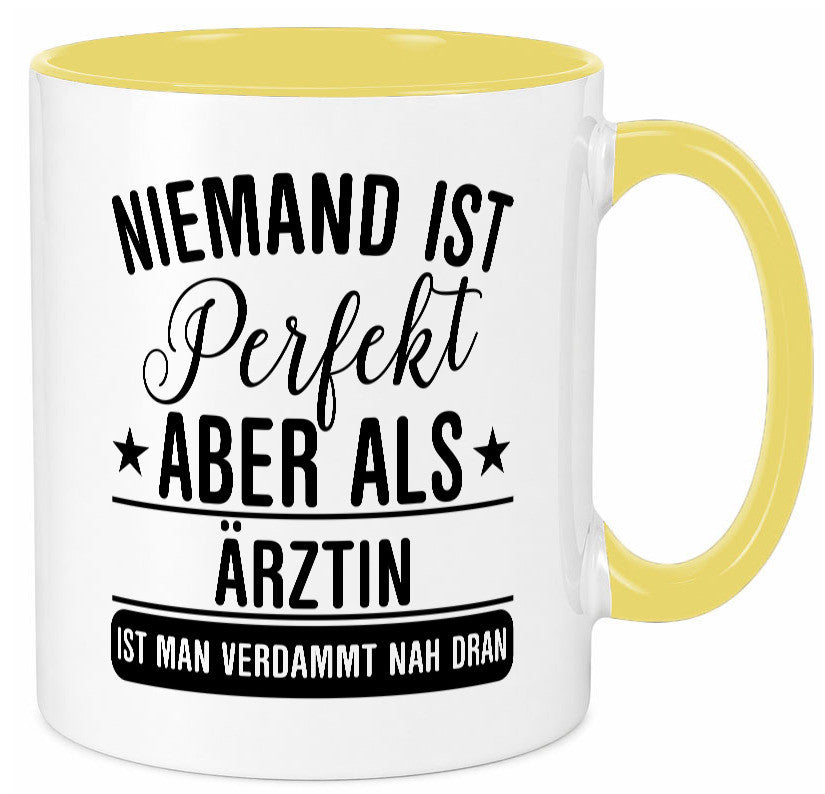 Verdammt nah dran: Ã„rztin | Medizin Doktorin Fachärztin Geschenkidee Humor Tasse