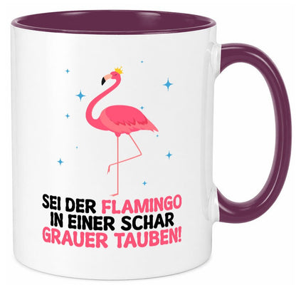 Flamingo in einer Schar Grauer Tauben | lustig Humor Geschenkidee Geschenk Tasse