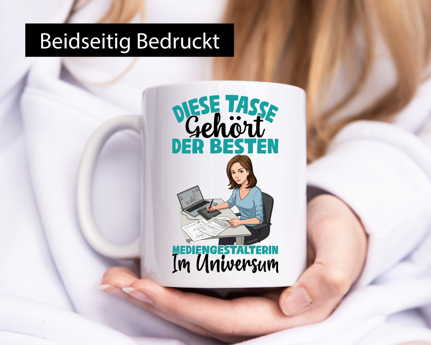 Im Universum: Mediengestalterin | Medien Geschenkidee Humor Tasse