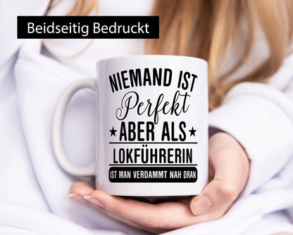 Verdammt nah dran: Lokführerin | Zug Beruf Geschenkidee Arbeit Kollegen Büro