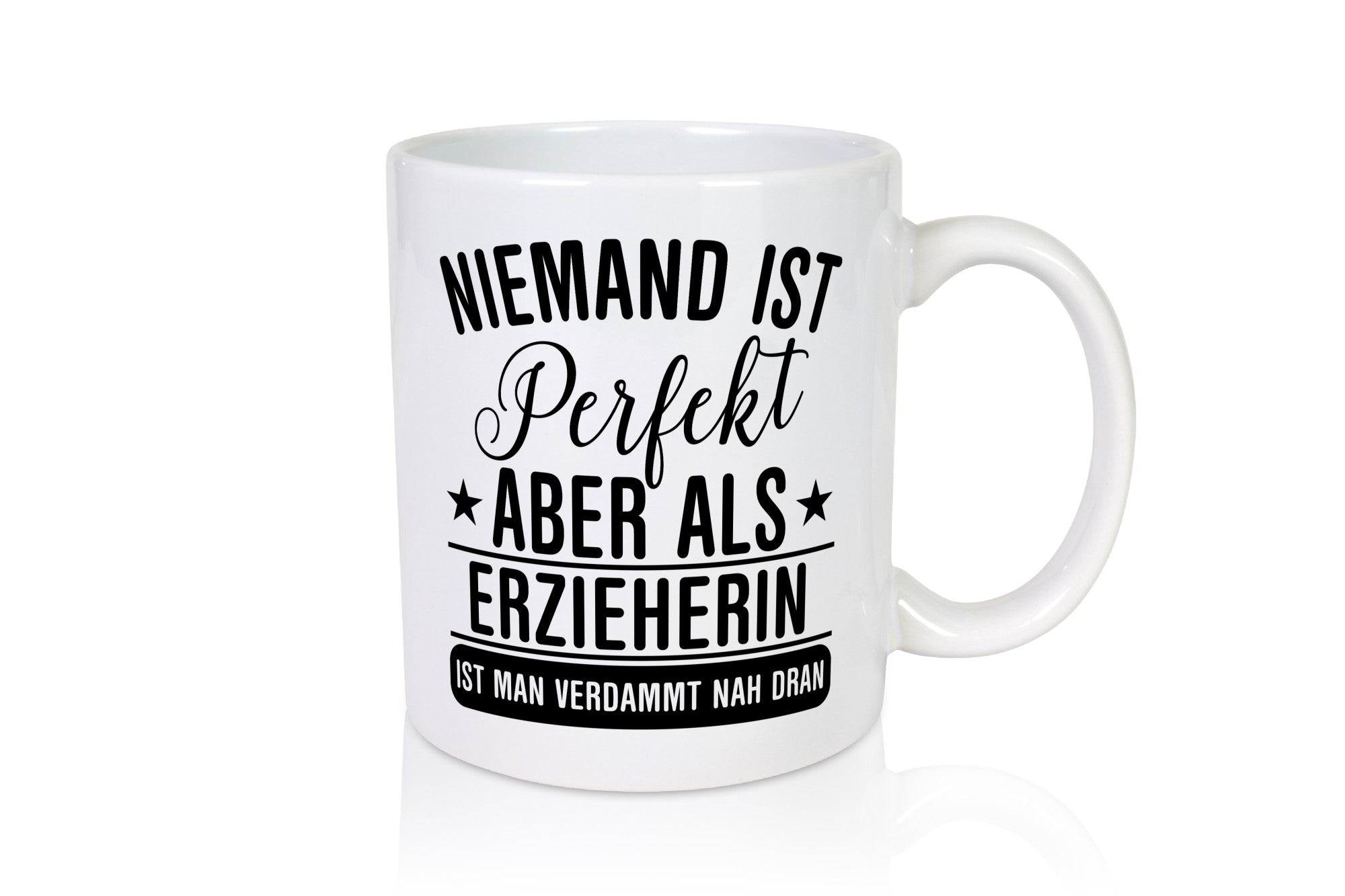 Verdammt nah dran: Erzieherin | Pädagogin Schule Geschenkidee Humor Tasse