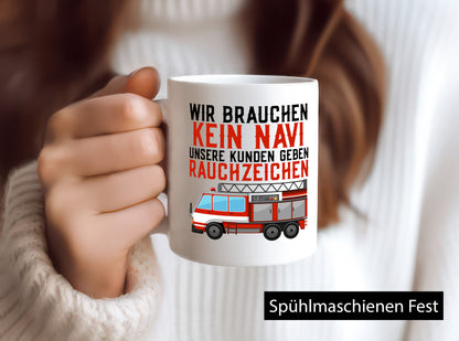 Wir brauchen kein Navi | Feuerwehr Brand Rauchzeichen Geschenkidee Humor Tasse